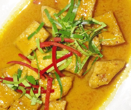 Lime leaves give the sweet and fragrant Penang curry an amazing taste.