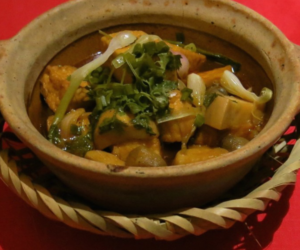 tofu and vegetables in a claypot
