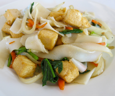 Flat noodles, vegetables and tofu at Navutu Dreams
