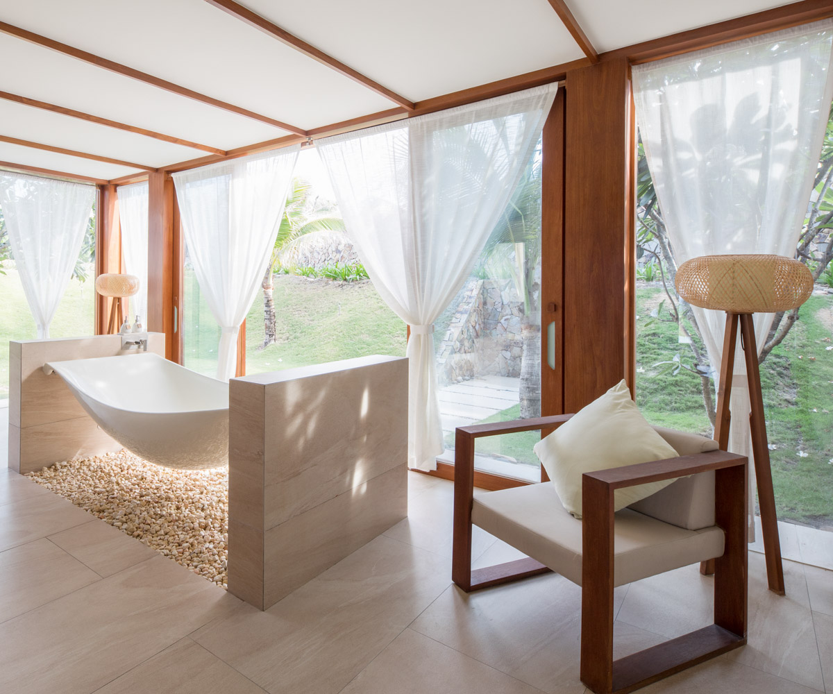 Fusion Resort Cam Ranh bath tub 1